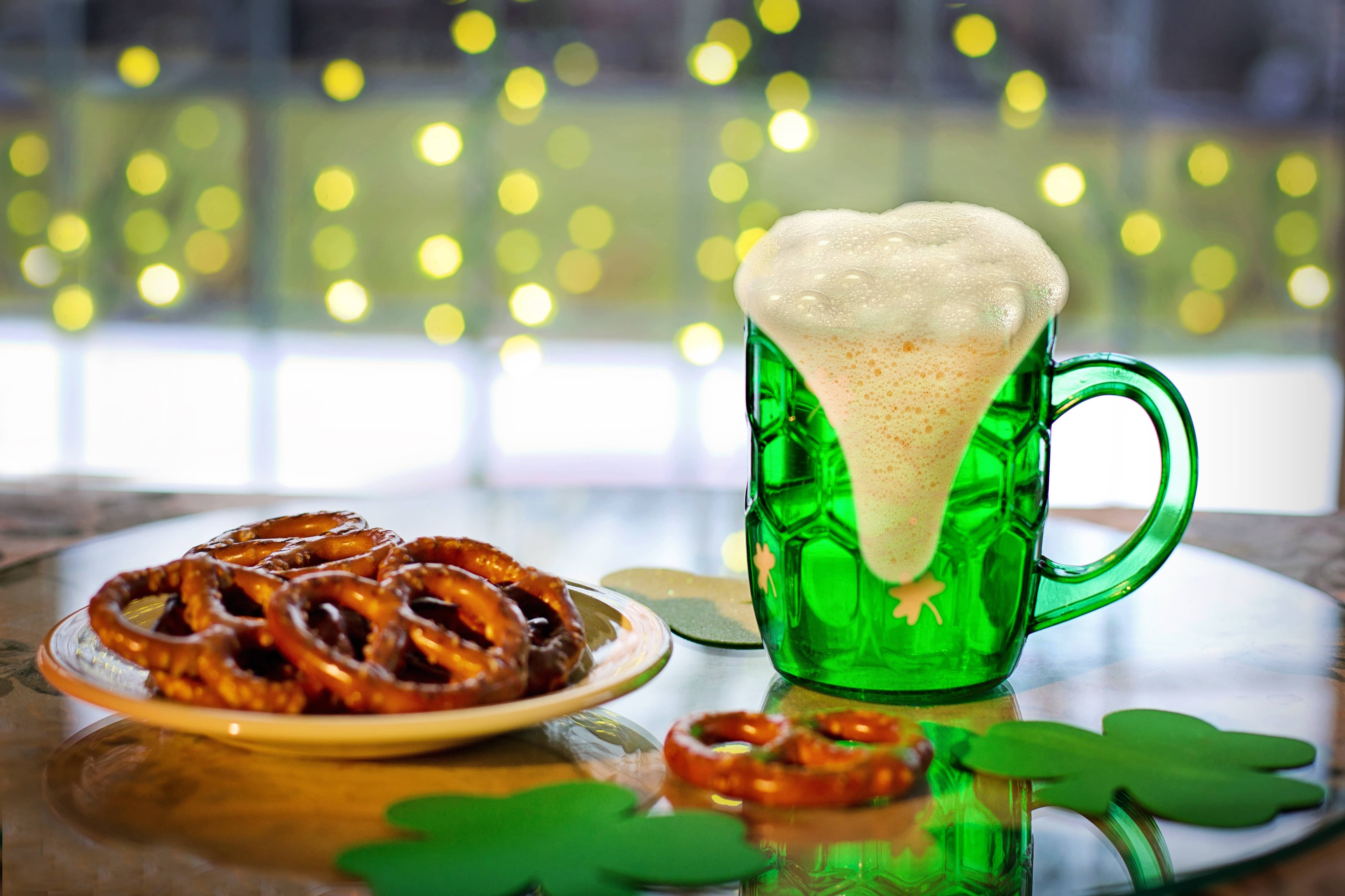 Irish day. Святой Патрик пиво. Зеленое пиво на день Святого Патрика. Праздник Святого Патрика в Ирландии чарка Патрика. St Patrick's зеленое пиво.